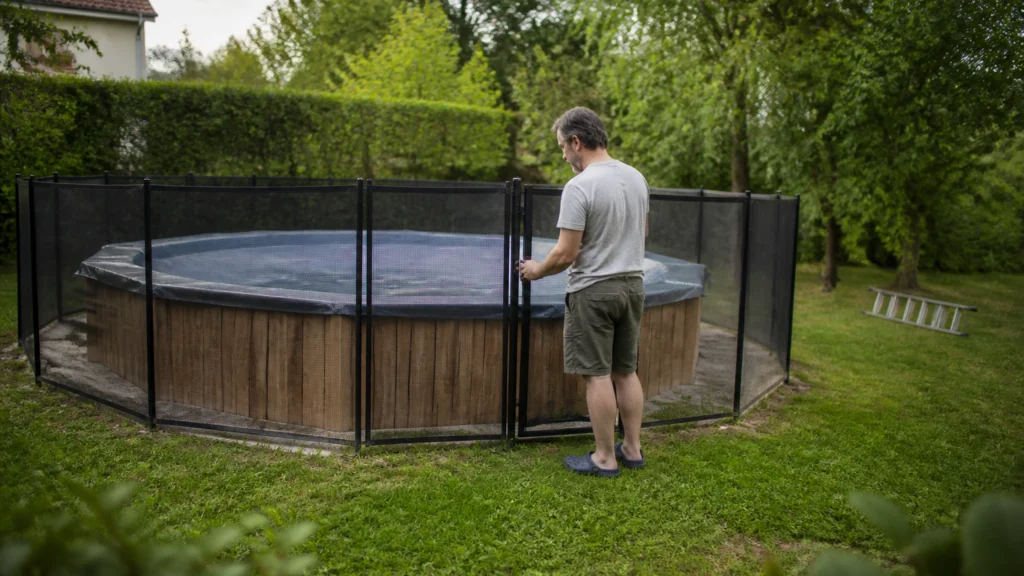Illustration éditoriale pour l’article « Comment sécuriser votre piscine hors sol en 2026 »