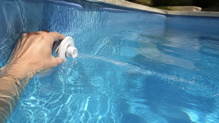 Illustration éditoriale pour l’article « Comment orienter votre buse de refoulement de piscine »
